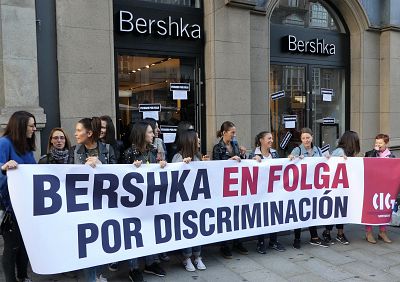 17-10-26 ProtestaFolgaBershkaVigo06.JPG